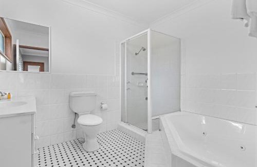 Chittaway Point House | Lakefront Serenity