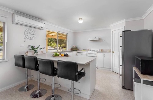 Allanson Cottage | Lakehouse with private lake access and beach