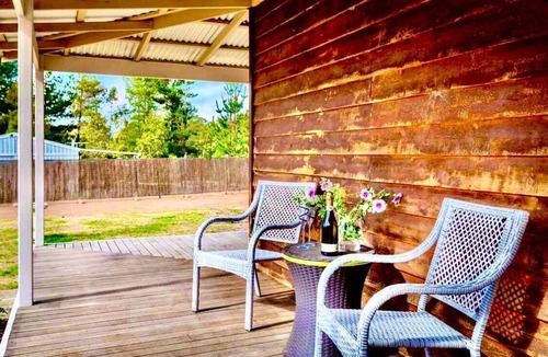Allanson Cottage | Lakehouse with private lake access and beach
