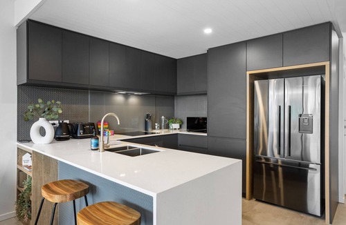 Birtinya House | Lakeside 2-Bed with Private Patio & Secure Parking