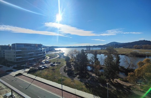 Kingston Apartment | Lakeside apartment, walking distance to foreshore
