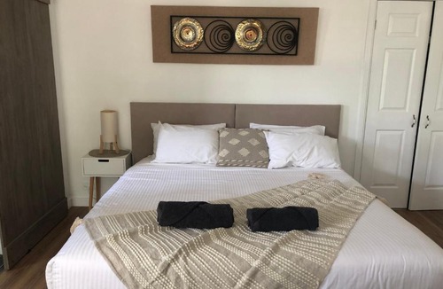 Marks Point Bed & Breakfast | Lakeside Bungalow