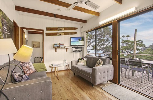 Nungurner Cabin | Lakeside cabin with captivating views, free kayaks, close to Metung Hot Springs