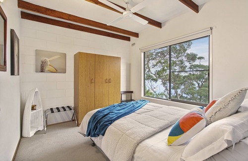 Nungurner Cabin | Lakeside cabin with captivating views, free kayaks, close to Metung Hot Springs