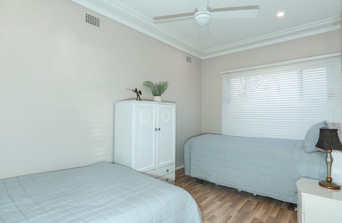 Swansea House | Lakeside cozy swanhome