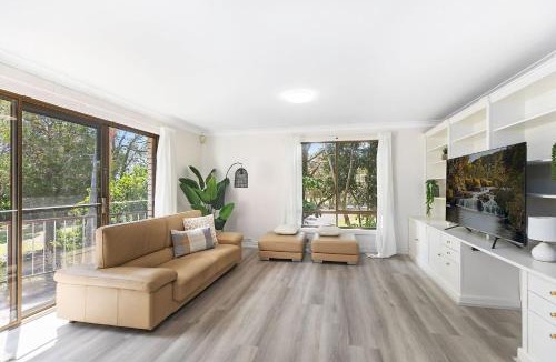 Long Jetty House | Lakeside Escape steps To The Lake and Beach