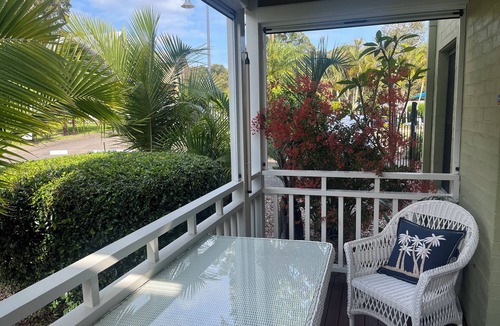 Cams Wharf House | Lakeside Terrace Plus Raffertys Resort a Four Star Apt.