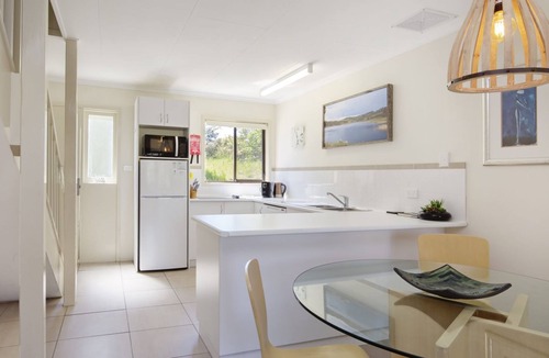 Jindabyne House | Lakeside Townhouse - 2BR Modern Townhouse l Lake Views l Balcony l Walking Distance To Town