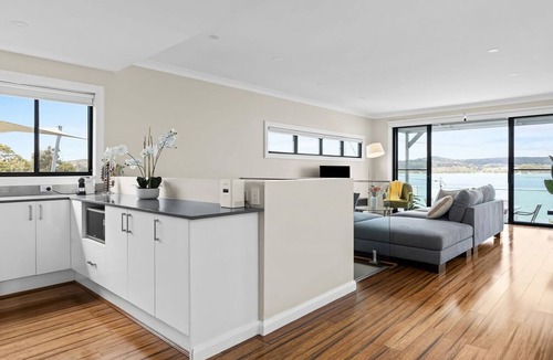 Speers Point House | Lakeview Oasis on The Esplanade