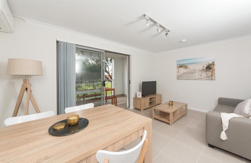 Rockingham Apartment | Lakeview Suite 17