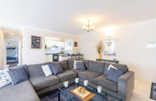 Nelson Bay Apartment | Laman Lodge, 6,15 Laman Street - Air Conditioned unit with spectacular views and free Wi-Fi