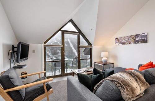 Thredbo Apartment | Lantern 1 Bedroom Balcony with Panoramic Mountain View
