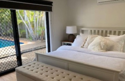 Mermaid Waters House | Large family home - 5 min walk to patrolled beach- family and group friendly