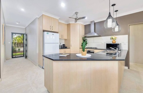 Rosebery House | Large, modern family home in quiet area