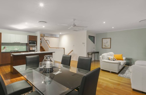Yeronga House | Large modern house. Pool, city views. Pets welcome.