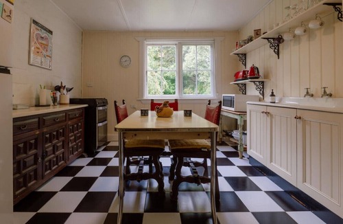 Mount Victoria Cottage | Larsen's Cottage #2: Historic 1880 Home