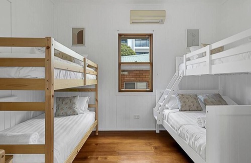 Tugun House | Las Palmas Summary: L