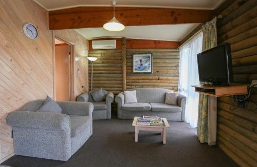 Lakes Entrance Apartment | Lazy Acre Log Cabins