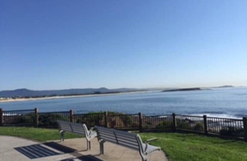Barrack Point Villa | LAZY DAYZ SHELLHARBOUR is less than 5 mins walk to 2 beaches and Little Lake