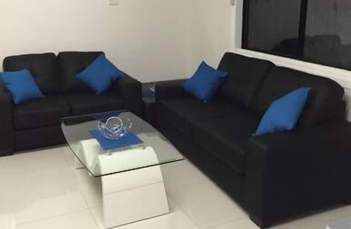 Barrack Point Villa | LAZY DAYZ SHELLHARBOUR is less than 5 mins walk to 2 beaches and Little Lake