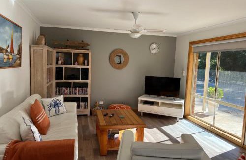 Waterhouse Villa | Lazy Sails Port - Pets welcome inside WiFi