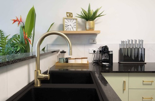 Westcourt Apartment | Leaf & Luxe - 9 Pools, BBQ & Gym