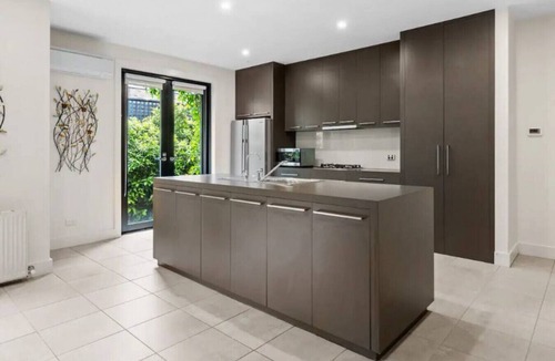 Lake Wendouree House | Leafy Lakeside Contemporary for Groups in Ballarat