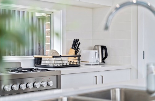 Leppington House | Leppington Two-Level 4Br near Village & Woolworthsn