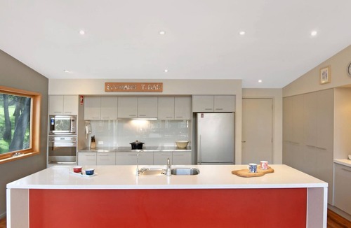 Lake Crackenback Cabin | Les Perrieres Lodge - Spacious 3BR Luxury l Gym l Indoor Pool l Tennis l WiFi l BBQ