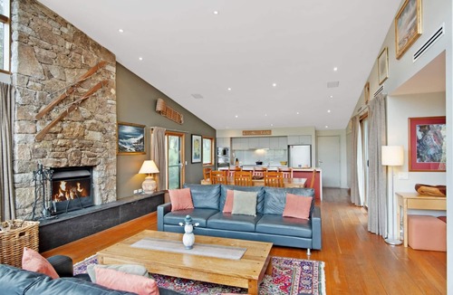 Lake Crackenback Cabin | Les Perrieres Lodge - Spacious 3BR Luxury l Gym l Indoor Pool l Tennis l WiFi l BBQ