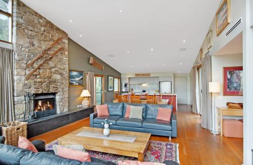 Lake Crackenback Ski Chalet | Les Perrieres Lodge - Spacious 3BR Luxury l Gym l Indoor Pool l Tennis l WiFi l BBQ
