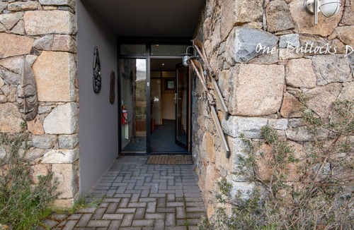 Lake Crackenback Apartment | Les Perrieres Studio - Gym l Indoor Pool l Tennis Court l Cafe l WiFi