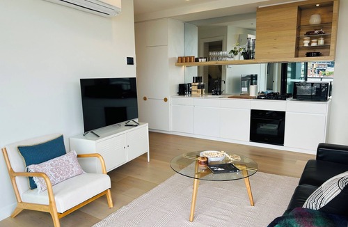 Flemington Apartment | Light-Filled 2BR Apt nw/Balcony + Free Parking - Near Flemington Racecourse