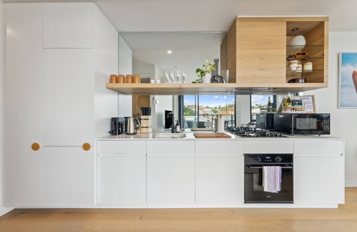 Flemington Apartment | Light-Filled 2BR Apt nw/Balcony + Free Parking - Near Flemington Racecourse