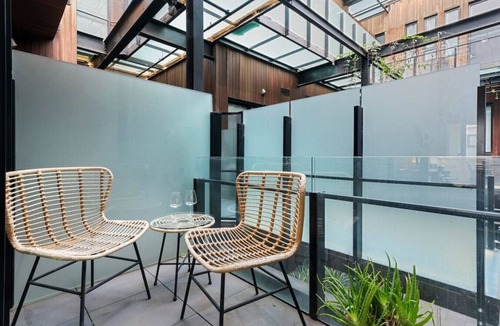 Fitzroy Apartment | Light-filled Artistic Getaway - Smith St