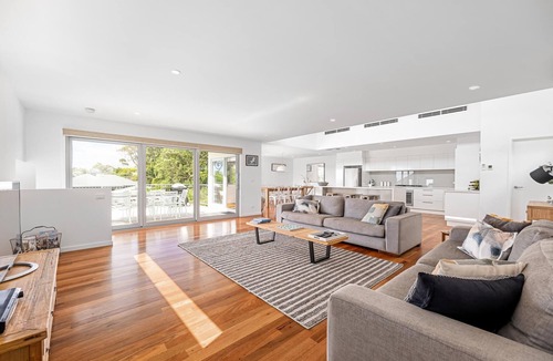 McCrae House | Lighthouse Views, McCrae - 1 NIGHT FREE!* - Stunning views of bay and lighthouse