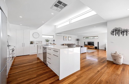 McCrae House | Lighthouse Views, McCrae - 1 NIGHT FREE!* - Stunning views of bay and lighthouse