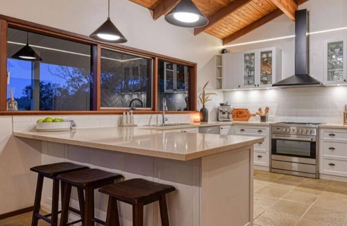 Pakenham Upper Other | 'Linden Rise' cosy farmhouse, peace & charm with views for miles. Pet Friendly