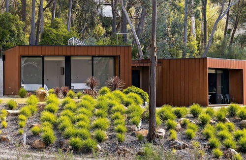 Hepburn Springs House | Lithic House stylish and modern with lovely bush setting
