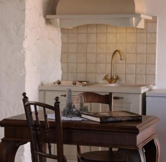 Omales Apartment | Lithos Stone Suites