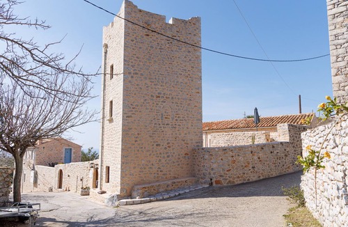 Omales Hotel | Lithos Stone Suites