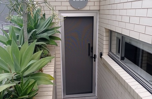Barrack Point Apartment | 'LITTLE LAKE LODGE' - on Warilla Beach/Little Lake