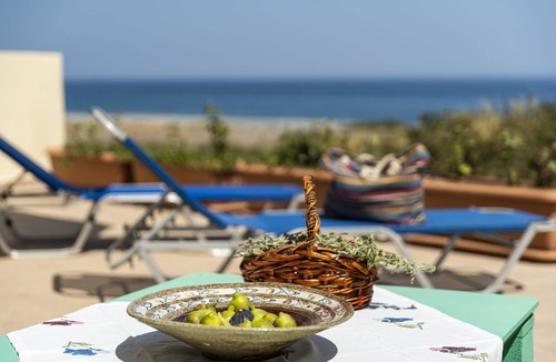 Lahania House | Live by the sea at House Almyra