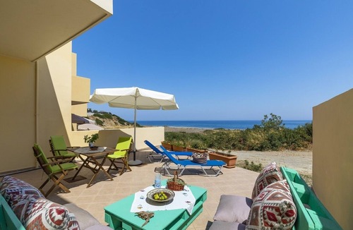 Lahania House | Live by the sea at House Almyra
