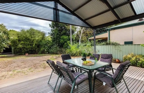 Turvey Park House | Live like a local on leafy Best street in central Wagga Wagga.