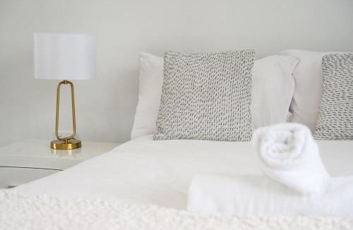 Liverpool Apartment | Liverpool 3Br Apt near Train Shop Hospital 8ppl