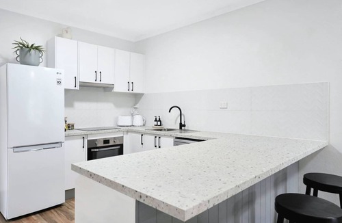 Cairns North Apartment | Living on Lake - Stylish Townhouse with Pool & Patio Near Esplanade