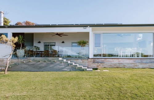 Lake Wangary House | Lobster Pot is Luxurious - offers the complete Coffin Bay Experience - View, Position and Jetty for fishing