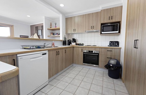 Paynesville House | Locanda - A welcoming and beautifully presented home located on the canals