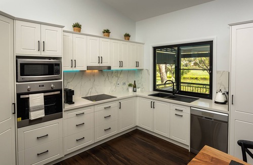Stanthorpe Cottage | Located 10 minutes walk from the main street overlooking the local creek